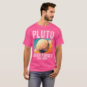 Pluto Vergessen Sie nie 1930-2006 Pluto Astronomie T-Shirt (Vorne ganz)