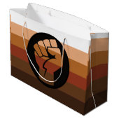 POC-Pride-Flag Große Geschenktüte (Rückseite Schrägansicht)