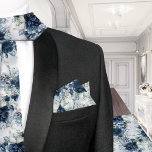 Pocket Square: Navy White Cascading Peony Names Halstuch<br><div class="desc">Ein marineblau-weiße,  kaskadenförmig angelegte Bündner Hochzeitsplatz mit Namen und Hochzeitsdatum in der Mitte,  macht es zu einem perfekten Trauzeugen und Brautgeschenk. Es verfügt über einen luxuriösen Bouquet mit Aquarellen,  Eukalyptusblüten und Blütensprays in Marinebar,  staubigen blauen und silbernen Eukalyptusbäumen mit einem staubigen blauen Waschhintergrund. Dieses</div>