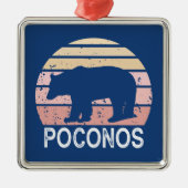 Poconos Retro Bär Ornament Aus Metall (Vorne)
