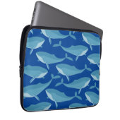 Pod of Whales Schwimmen dunkelblau Laptopschutzhülle (Vorne Rechts)