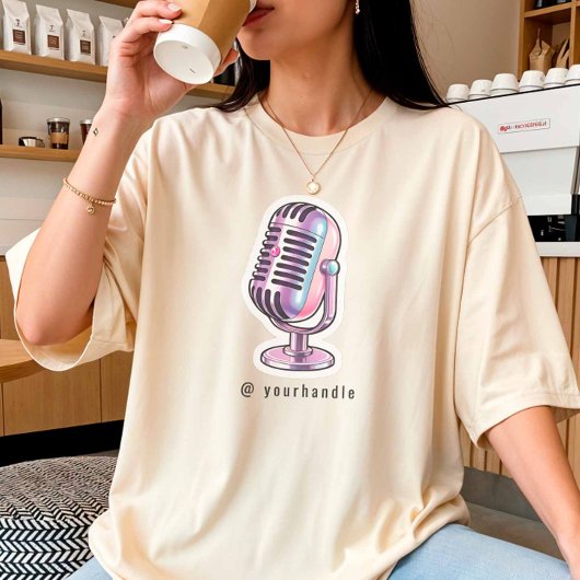 Podcast Mic + Ihr Name für Social Media T-Shirt