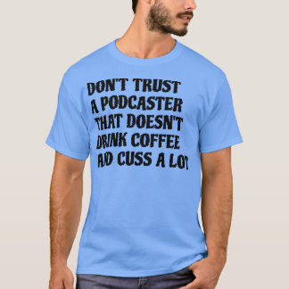 Podcaster, die Kaffee trinken, viel T-Shirt