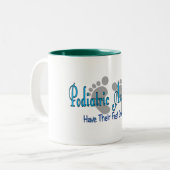 Podiatric Assistenten lassen Füße erden Zweifarbige Tasse (Vorderseite Links)