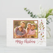 Poinsetta und Red Berry Custom Family Christmas Ca Karte (Stehend Vorderseite)