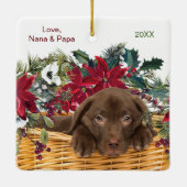 Poinsettia Chocolate Labrador Weihnachtskorb Keramikornament (Rückseite)