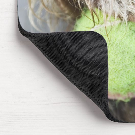 Pointer Hund beißt Tennisball, nah-up Mousepad (Ecke)