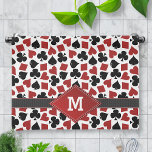 Poker Casino Anzug Muster Monogramm Geschirrtuch<br><div class="desc">Dieses coole, Poker inspiriert Küchentuch hat ein Hintergrundmuster aus Spielkarten-Anzug (Pik, Klee, Herz, Diamanten). Eine schwarze Farbbandgrafik verläuft über beide Kanten, mit einem roten Diamanten, in dem Sie Ihre erste Farbe weiß hinzufügen können (ändern Sie die Vorlage und es wird sich auf beiden Diamanten). Das ist das perfekte Handtuch für...</div>