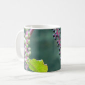 Pokeweed mit reifenden Beeren Kaffeetasse (Vorderseite Links)