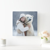 Polar Bear and Girl Hug Quadratische Wanduhr (Zuhause)