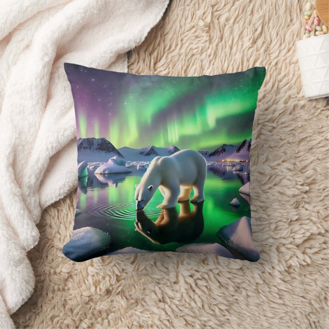 Polar Bear Drinking Water Under Aurora Borealis Kissen (Decke)