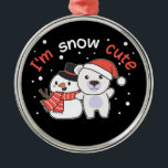 Polar Bear I'm Snow Niedlich Snowman Snow Pun Kera Ornament Aus Metall<br><div class="desc">Cute polar bear with snowman. Der Snow Cute - Snow Pun for Winter and Christmas. Christmas greeting in the cold season for the holidays. Christmas polar bear with snowman.</div>
