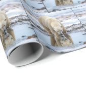 Polar Bear Looking at its Reflection Geschenkpapier (Rolleneckpunkt)