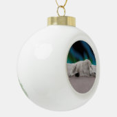 Polar Bear Resting Keramik Kugel-Ornament (Links)