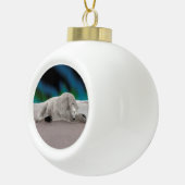 Polar Bear Resting Keramik Kugel-Ornament (Rechts)
