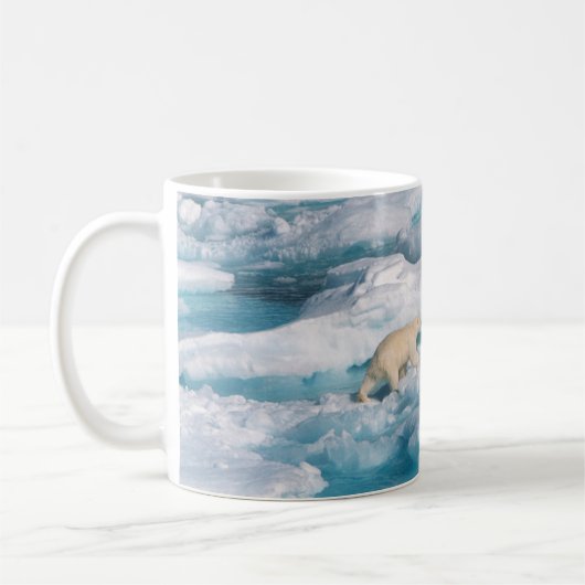 Polarbär, der auf dem Meer spaziert Kaffeetasse (Links)