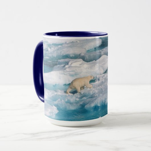 Polarbär, der auf dem Meer spaziert Tasse (Vorderseite Links)