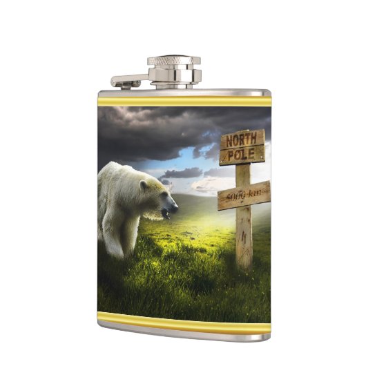 Polarbär mit Blick auf das nordpolnische Holzschil Flachmann (Links)