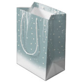 Polarbärenfamilie im Schnee Mittlere Geschenktüte (Rückseite Schrägansicht)