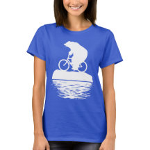 Polarer Bärn-Reitfahrrad auf dem T - Shirt der