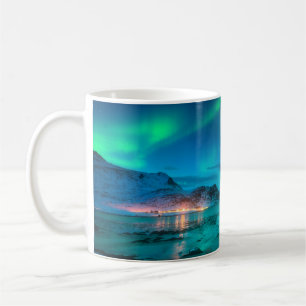 Polarlicht über der Meeresküste, schneebedeckter B Kaffeetasse