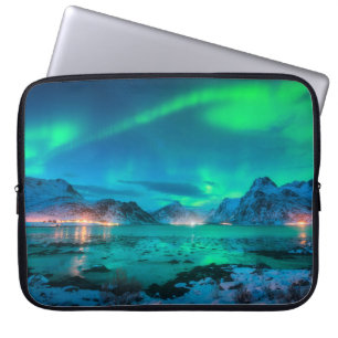 Polarlicht über der Meeresküste, schneebedeckter B Laptopschutzhülle