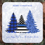 Police Christmas Blue Karierter Glitzer Tree Festl Quadratischer Aufkleber<br><div class="desc">Mit diesem einzigartigen Weihnachtsaufkleber der Polizei - Thin Blue Line, karierte und blaue Glitzer in Schwarz und Blau auf Silberschnee Glitzer Hintergrund Design versenden Sie frohe Weihnachtsgrüße an Freunde und Familie. Personalisieren Sie Ihre Daten mit Familiennamen und/oder Text. Dieser Weihnachtsaufkleber der Polizei ist perfekt für Polizeifamilien oder Polizeidienste. COPYRIGHT ©...</div>