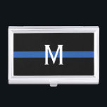 Police Thin Blue Line Monogram Visitenkarten Dose<br><div class="desc">Dieses Visitenkartengehäuse ist in einem dunkelblauen Liniendesign mit einem horizontalen blauen Streifen auf schwarzem Hintergrund und einem Monogramm mit weißem Hintergrund gestaltet,  damit Sie Ihre persönlichen Wünsche erfüllen können. Geschenk Idee für Polizeibeamte.</div>