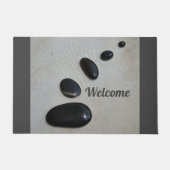 Polierte schwarze Steine auf Sand Zen Garden Grau Fußmatte (Vorderseite)