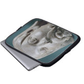 Polierter Sandsteinkopf eines Ausländers, Sarnath, Laptopschutzhülle (Vorne Knopf)