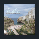 Polignano a Mare city beach in Puglia Textmagnet Magnet<br><div class="desc">Souvenir Foto Magnet mit dem städtischen Strand und die Bucht,  die von weißen Häusern auf Felsen in der Küstenstadt Polignano a Mare in Puglia,  Süditalien mit dem Text: 'Puglia,  Polignano a Mare' begrenzt wird.</div>