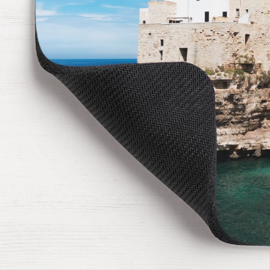 Polignano, das eine Stute auf einer Klippe in Mousepad (Ecke)