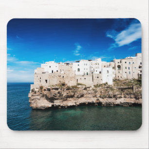 Polignano, das eine Stute auf einer Klippe in Mousepad