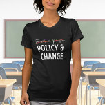 Politik statt Gebet und Kontrolle T-Shirt<br><div class="desc">Pro Gun Kontrolle T - Shirt Design hat "Gedanken & Gebete" ausgeklügelt und durch "Policy & Change" ersetzt,  die sich der unendlichen Gewalt von Waffen in Amerika widmen.</div>