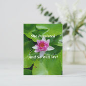 Politische Blume "She Persisted" Pink Lotus Postkarte (Stehend Vorderseite)