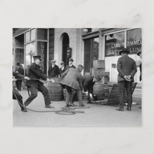 Polizei beschlagnahmt Schwarzgebrannten, 1923 Postkarte