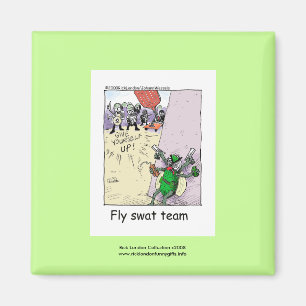 Polizei Cartoon Fliegenklatschen-Team Auf Einem We Magnet