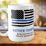 Polizeibeamte Flag Personalisiert dünne blaue Lini Kaffeetasse<br><div class="desc">Die perfekte Kaffeemaschine für Polizeibeamte und Agent der Strafverfolgung, mit der symbolträchtigen Thin Blue Line und der amerikanischen Flaggengestaltung. Diese Tasse ist ein großartiger Weg, um Ihre Unterstützung für diejenigen zu zeigen, die unseren Gemeinschaften dienen und sie schützen. Personalisieren Sie Ihre Tasse mit Ihrem Namen und Ihrer Abteilung, um sie...</div>