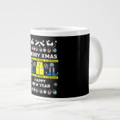 Polizeibeamte, hässlicher Weihnachtspulli Jumbo-Tasse (Vorderseite Rechts)