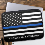 Polizeibeamte Personalisierte Thin Blue Line Laptopschutzhülle<br><div class="desc">Thin Blue Line Laptop Sleve - Amerikanische Flagge in Polizei Flag Farben, modernes schwarz und blau Design . Personalisieren Sie mit dem Namen der Polizeibeamten. Dieser personalisierte Polizist Laptop Ärmel ist perfekt für Polizeidienststellen. COPYRIGHT © 2020 Judy Burrows, Black Dog Art - Alle Rechte vorbehalten. Polizeichef Personalisiert Thin Blue Line...</div>