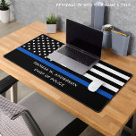 Polizeibeamte Personalisierte Thin Blue Line Schreibtischunterlage<br><div class="desc">Thin Blue Line Police Desk Mat - American Flag in Police Flag Farben, modernes schwarz und blau Design . Personalisieren Sie mit dem Namen der Polizeibeamten. Diese personalisierte Schreibtischmatte für Polizeibeamte und Strafverfolgungsbeamte eignet sich hervorragend. COPYRIGHT © 2023 Judy Burrows, Black Dog Art - Alle Rechte vorbehalten. Polizeibeamte Personalisiert Thin...</div>