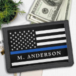 Polizeibeamte Personalisierte Thin Blue Line Tri-fold Geldbeutel<br><div class="desc">Thin Blue Line Wallet - American Flag in Police Flag Farben, modernes schwarz blaues Design. Personalisieren Sie die Personalisierung mit dem Namen des Polizeibeamten. Diese personalisierte Polizeiwallet ist ideal für Polizei- und Strafverfolgungsfamilien und alle, die sie unterstützen. Ein wunderbares Geschenk für den Polizeiruhestand oder den Abschluss der Strafverfolgung. COPYRIGHT ©...</div>