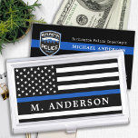 Polizeibeamte Personalisierte Thin Blue Line Visitenkarten Dose<br><div class="desc">Thin Blue Line Business Card Case - Amerikanische Flagge in den Farben der Polizei Flag, modernes schwarz blaues Design. Personalisieren Sie mit dünnen Visitenkarten-Fall der Polizei mit dem Namen der Polizisten. Dieser personalisierte Inhaber eines Polizeiausweises eignet sich hervorragend für Polizei- und Strafverfolgungsbehörden, als Geschenk für einen Polizeiruhestand oder für Abschluss...</div>