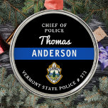 Polizeichef für personalisierte Thin Blue Line Ornament Aus Metall<br><div class="desc">Thin Blue Line Police Department Weihnachtsschmuck - Polizei Flag Farben, moderne schwarz und blau Design . Passen Sie sich mit Ihrem Abteilungslogo an, und personalisieren Sie die Personalisierung mit dem Namen der Polizeibeamten, dem Titel, dem Abteilungslogo und der Abzeichen-Nummer. Dieses personalisierte Vollzugsschmuck eignet sich hervorragend für Polizeidienststellen und Strafverfolgungsbeamte, kleine...</div>