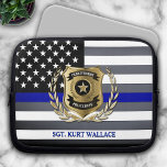 Polizeiflagge der Thin Blue Line Laptopschutzhülle<br><div class="desc">Personalisieren Sie den Laptop-Ärmel mit der klassischen schwarz-weißen Polizeiflagge mit der dünnen blauen Linie. Editieren Sie den Namen Ihrer Stadt und den Titel Ihres Offiziers,  um ein Geschenk für Ihre Lieblings-Strafverfolgung beruflich.</div>
