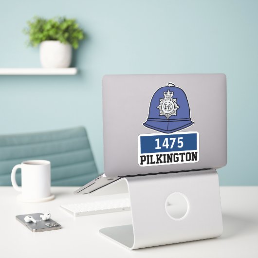 Polizeihelm von Male UK mit Name und Nummer Aufkleber (Laptop auf Schreibtisch)
