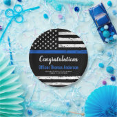 Polizeiliche Graduierungspartei trug eine dünne bl Pappteller (Party)