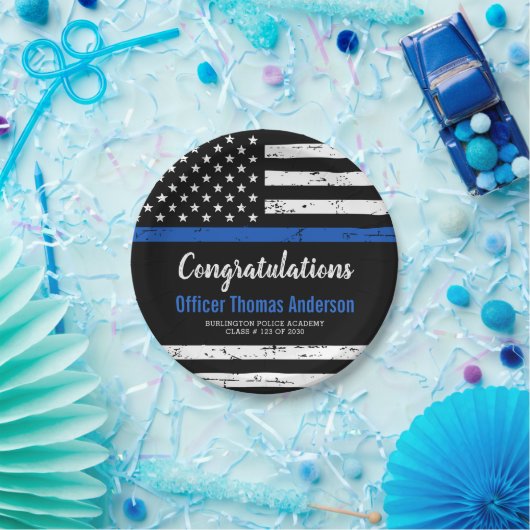 Polizeiliche Graduierungspartei trug eine dünne bl Pappteller (Party)