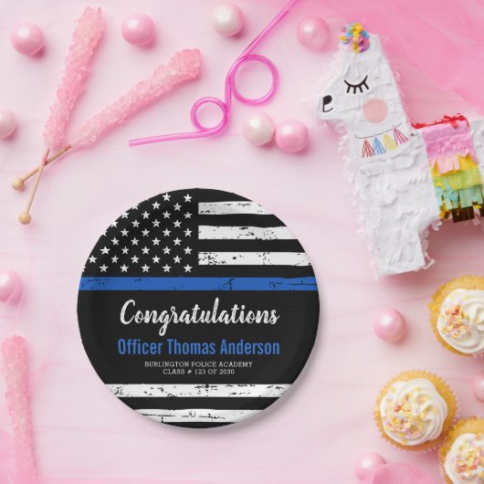 Polizeiliche Graduierungspartei trug eine dünne bl Pappteller (Party)