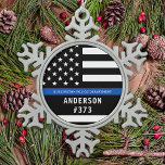 Polizeiliche Personalisierte Rechtsdurchsetzung mi Schneeflocken Zinn-Ornament<br><div class="desc">Thin Blue Line Police Officer Weihnachtsschmuck - Amerikanische Flagge in Polizei Flag Farben, moderne schwarz und blau Design . Passen Sie Ihren Namen an und personalisieren Sie ihn mit dem Namen der Polizeibeamten und dem Abzeichen. Dieses personalisierte Vollzugsschmuck eignet sich hervorragend für Polizeidienststellen und Strafverfolgungsbeamte, kleine Geschenke und Weihnachtsgeschenke für...</div>